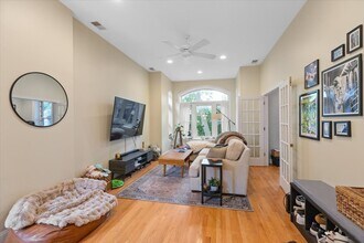 2041 W Potomac Ave, Unit 2 in Chicago, IL - Building Photo - Building Photo