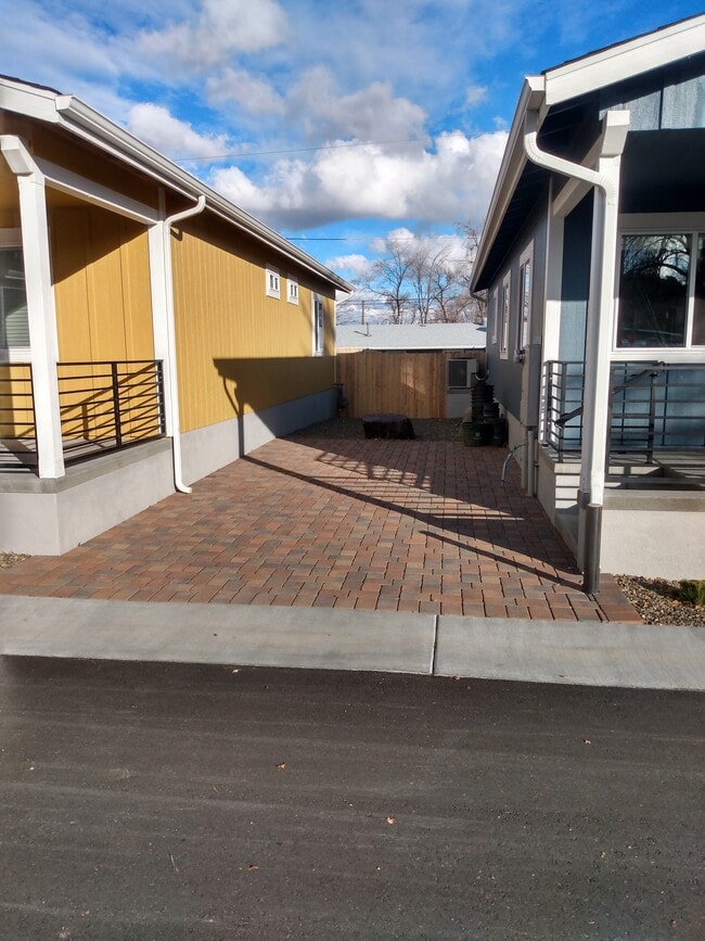 1048 Whipple St in Prescott, AZ - Foto de edificio - Building Photo