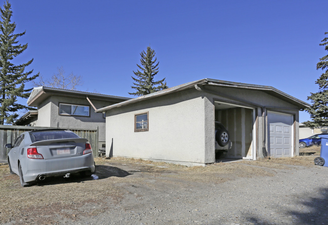 1942 Uxbridge Dr NW in Calgary, AB - Building Photo