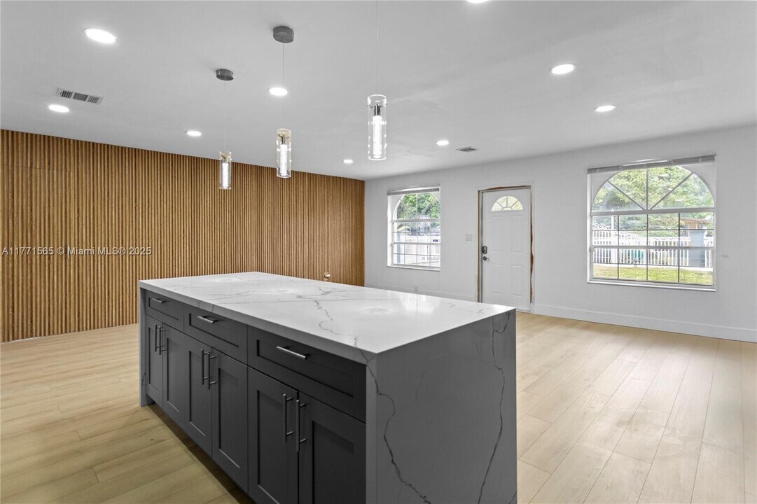 2520 NW 122nd St in Miami, FL - Building Photo