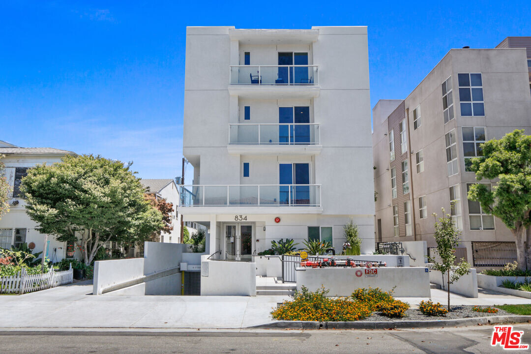 834 S Shenandoah St in Los Angeles, CA - Building Photo