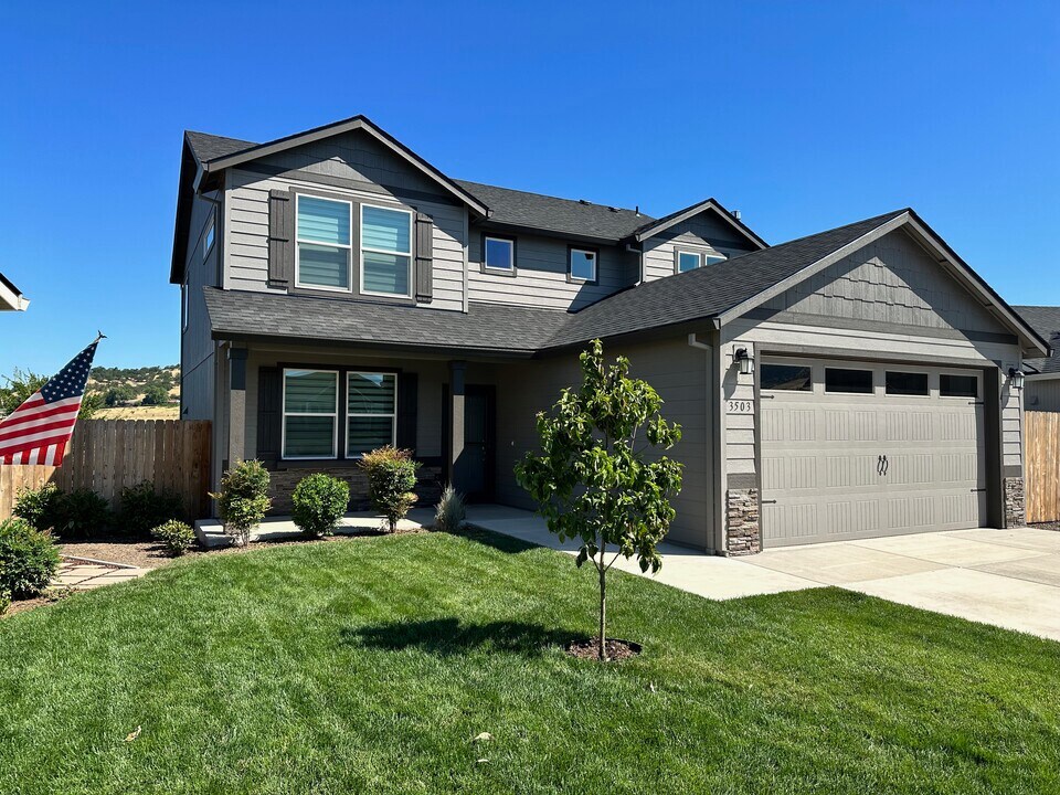 3503 Carnelian St in Medford, OR - Foto de edificio