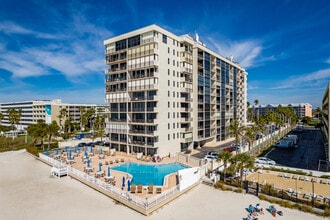 Seamark in St Pete Beach, FL - Foto de edificio - Building Photo