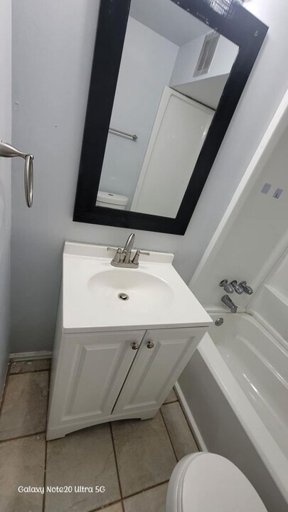 3147 Sherbrooke Rd-Unit -3145 (Lower) in Toledo, OH - Foto de edificio