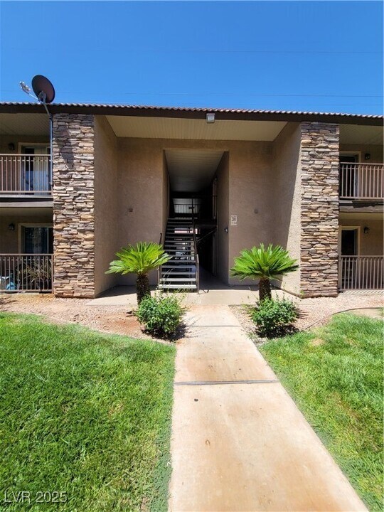5121 River Glen Dr in Las Vegas, NV - Building Photo