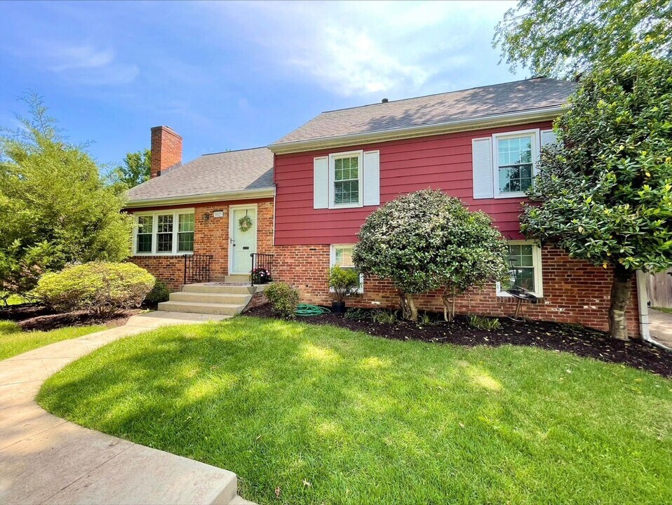 8417 Doyle Dr in Alexandria, VA - Building Photo