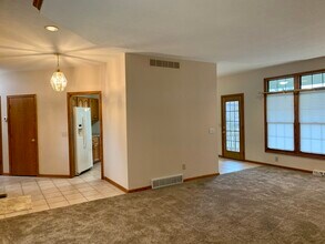 2014 E Main St in Louisville, OH - Foto de edificio - Building Photo