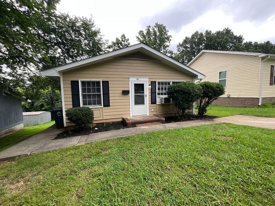 1001 S Josephine Boyd St in Greensboro, NC - Building Photo