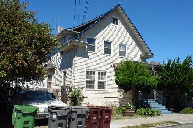 5923-5925 Whitney St in Oakland, CA - Building Photo - Building Photo