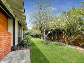 933 Miramonte Ave in Mountain View, CA - Building Photo - Building Photo