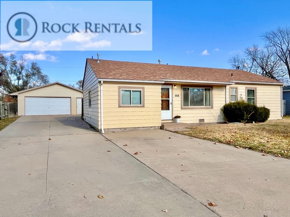 1300 N Plum St in Hutchinson, KS - Building Photo