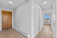 4 Golden Ct, Unit 2 in Medford, MA - Foto de edificio - Building Photo