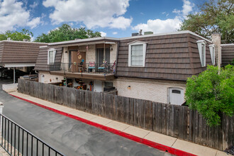 Les Chateaux Townhomes in San Antonio, TX - Building Photo - Building Photo