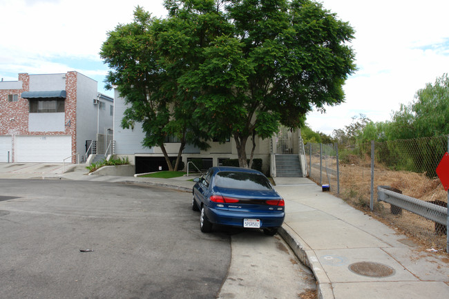 708 N Isabel St in Glendale, CA - Foto de edificio - Building Photo