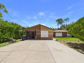 18543 Iris Rd in Ft. Myers, FL - Building Photo