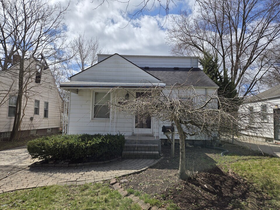 19700 Kenosha St in Harper Woods, MI - Building Photo