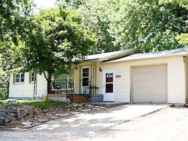 2011 Tecumseh Rd in Manhattan, KS - Building Photo - Building Photo