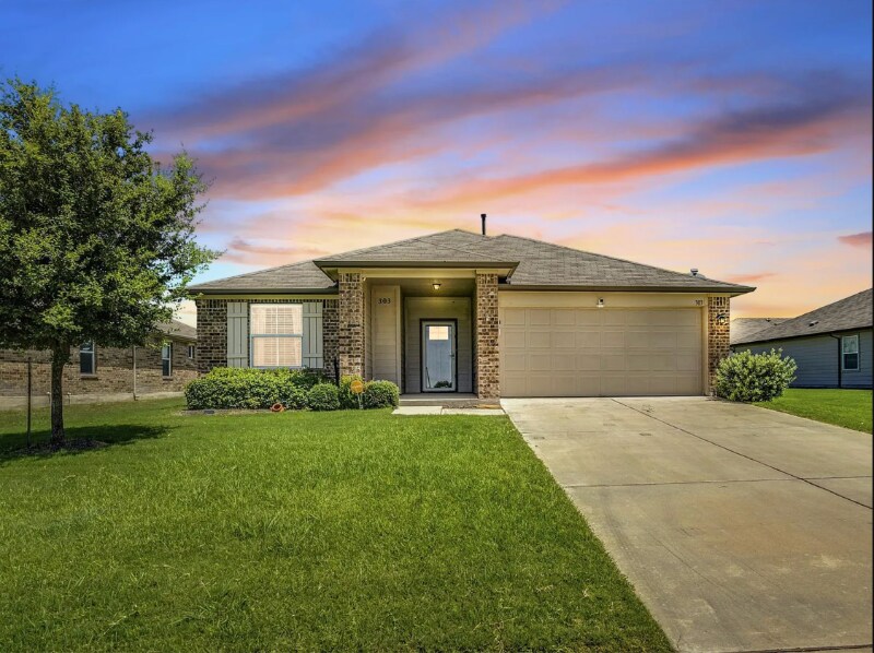 303 Marimoor Dr in Hutto, TX - Building Photo