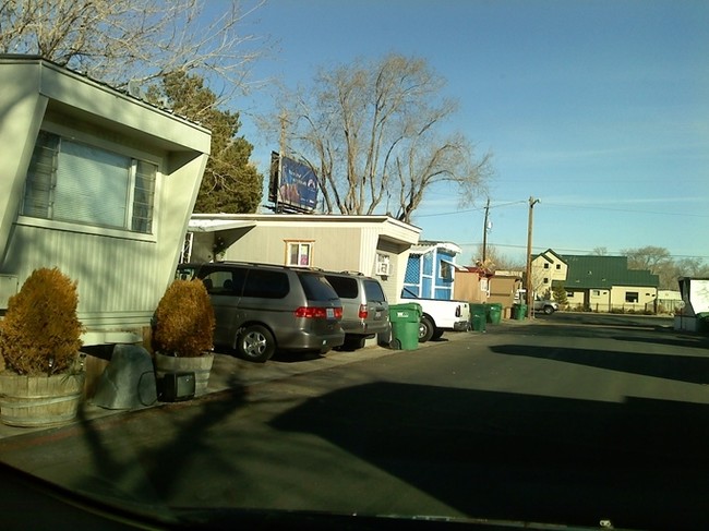 Silver Crown Mobile Home Park in Sun Valley, NV - Foto de edificio - Building Photo