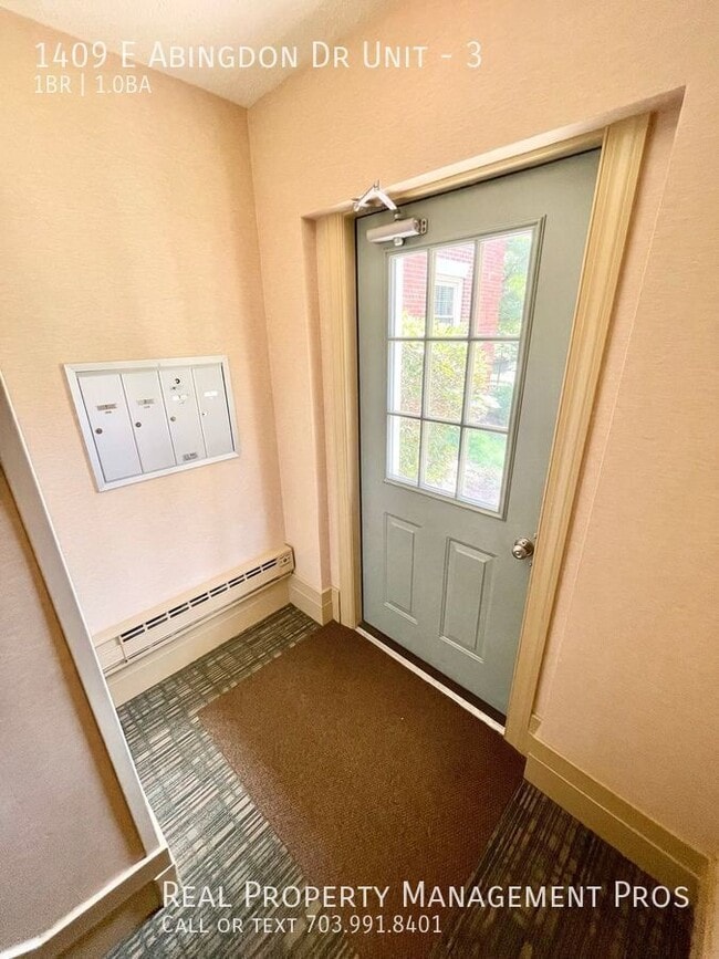 1409 E Abingdon Dr in Alexandria, VA - Foto de edificio - Building Photo