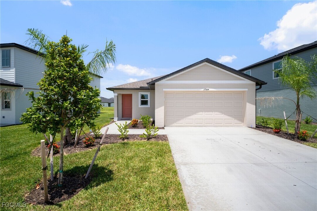 17584 Monte Isola Wy in North Fort Myers, FL - Foto de edificio