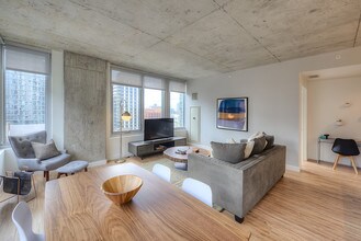 150 N Desplaines St in Chicago, IL - Foto de edificio - Building Photo