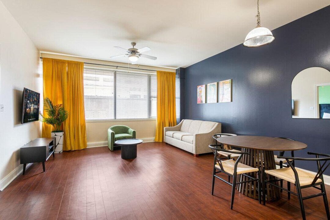 925 Common St in New Orleans, LA - Building Photo
