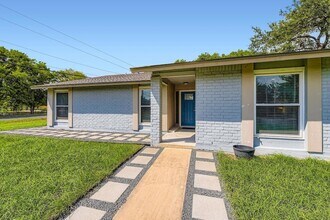 10815 Lambert Cir, Unit K29 in Austin, TX - Building Photo - Building Photo