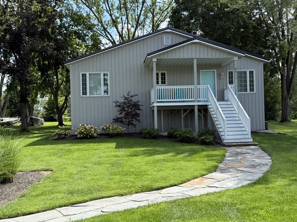 8911 E Circle Dr N in Syracuse, IN - Building Photo