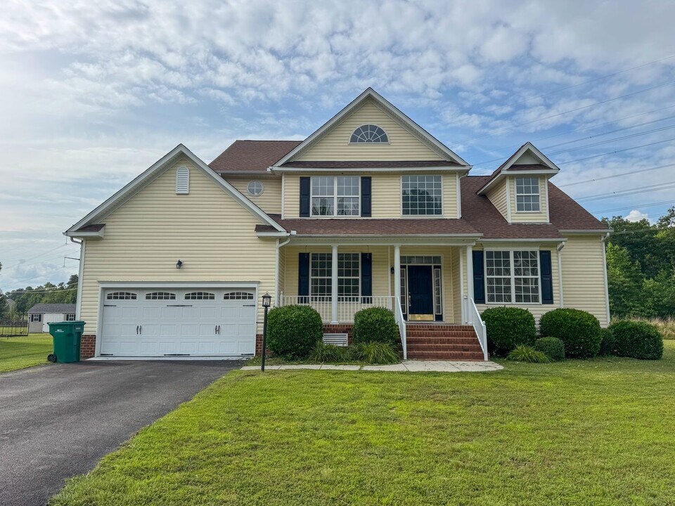 14436 Sulphur Springs Terrace in Chester, VA - Building Photo
