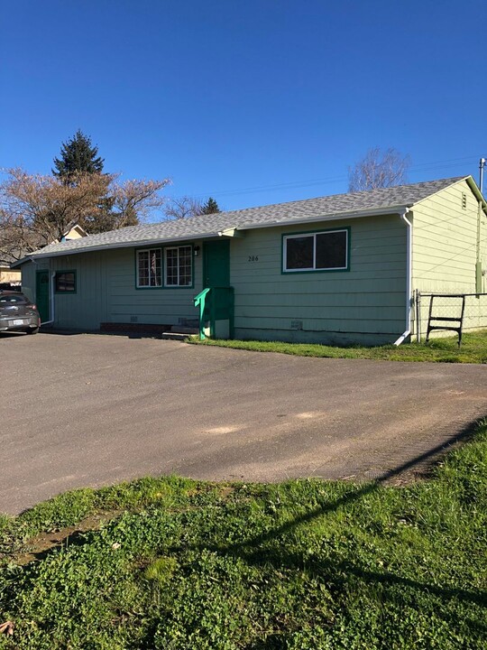 206 N Old Pacific Hwy in Myrtle Creek, OR - Building Photo