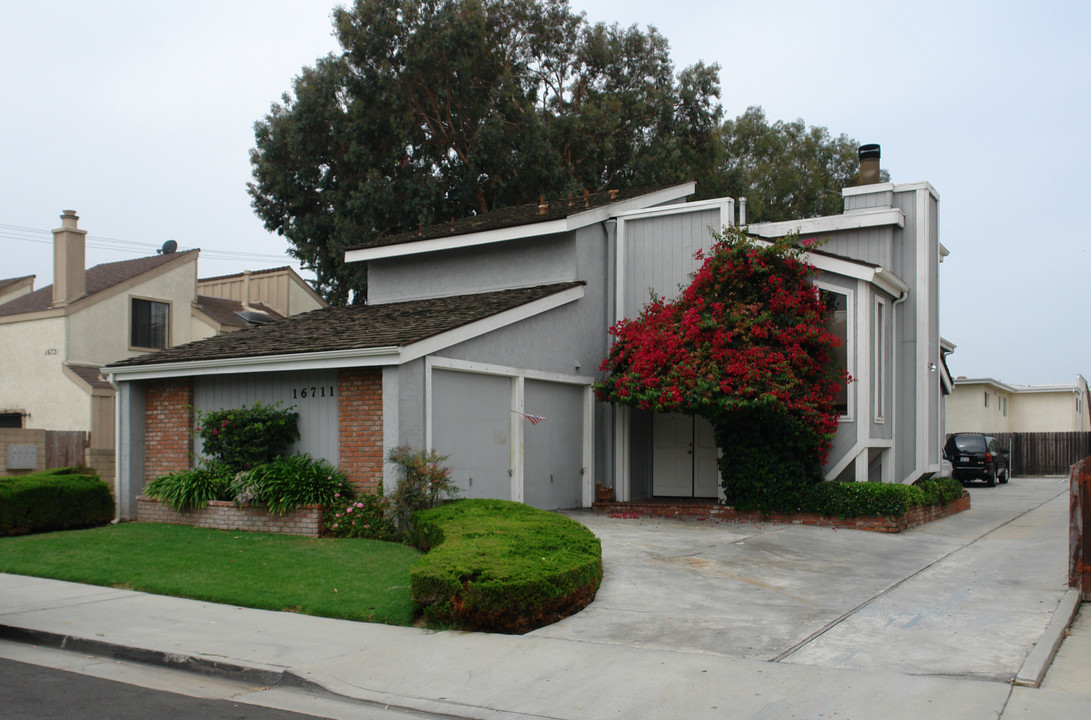 Blanton Apartments in Huntington Beach, CA - Foto de edificio