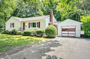 303 Bunker Hill Ave in Waterbury, CT - Building Photo