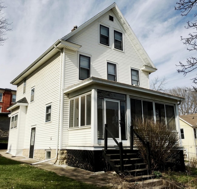 705 W 3rd St in Dubuque, IA - Building Photo - Building Photo
