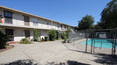 5506 Foothill Garden Ct in Sacramento, CA - Building Photo - Building Photo