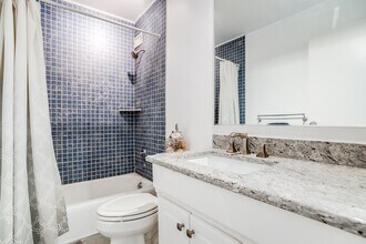 2928 Dean Pky, Unit 5B in Minneapolis, MN - Foto de edificio - Building Photo