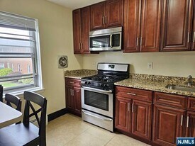 759 Hamburg Tpke in Wayne, NJ - Building Photo