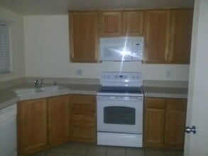 560 Pirinen Ln in Modesto, CA - Building Photo - Building Photo