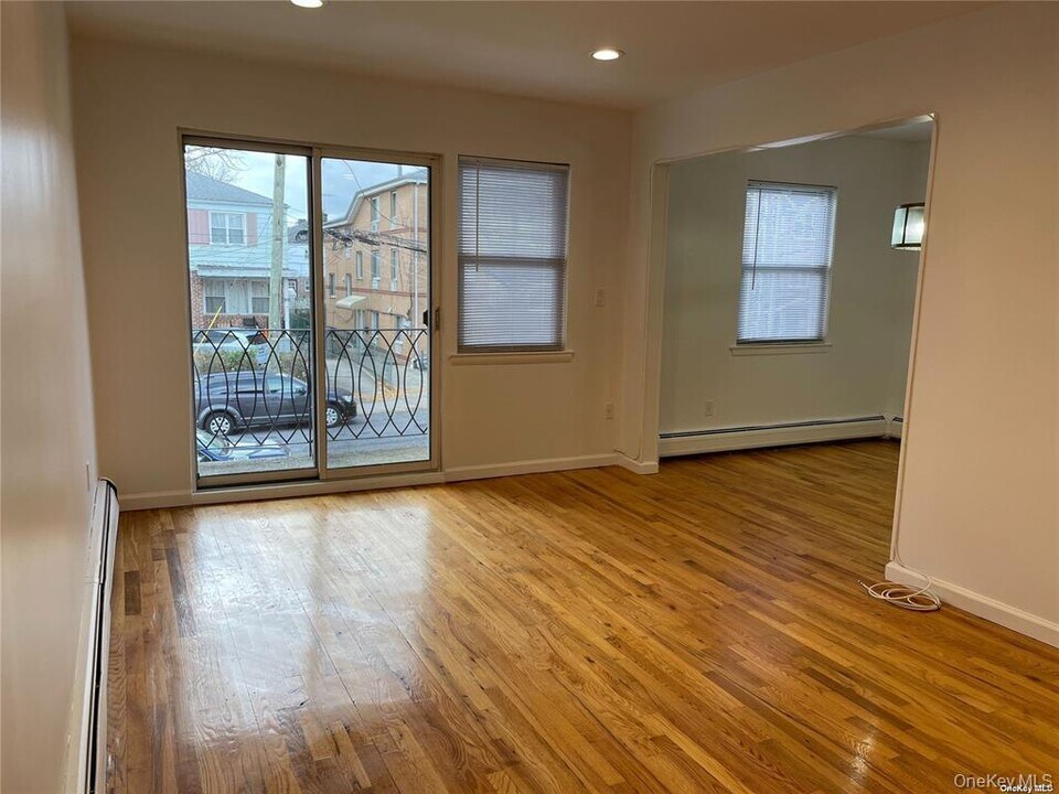 43-21 212th St in Queens, NY - Building Photo