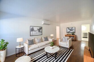 10919 Camarillo St in Los Angeles, CA - Building Photo - Building Photo