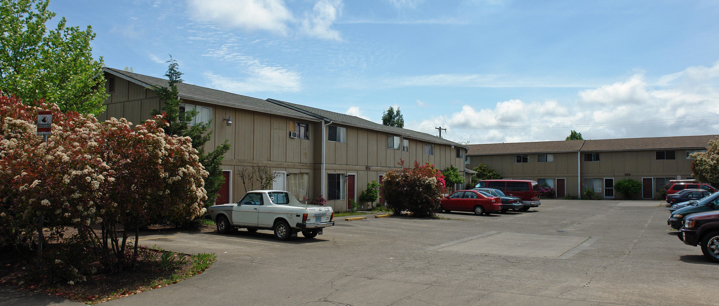 924-928 NW Sycamore Ave in Corvallis, OR - Building Photo