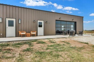 261 Co Rd 423 in Taylor, TX - Building Photo - Building Photo