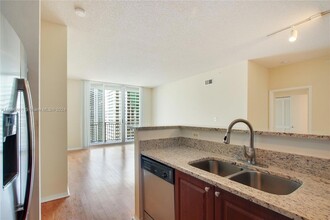 1111 Brickell Bay Dr, Unit 3209 in Miami, FL - Foto de edificio - Building Photo