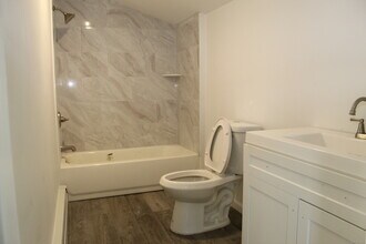 647 New Park Ave in West Hartford, CT - Building Photo - Building Photo