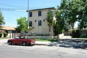 6624 Woodley Ave in Van Nuys, CA - Building Photo - Building Photo