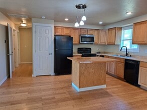1993 Del Mar Dr in Roseburg, OR - Building Photo - Building Photo