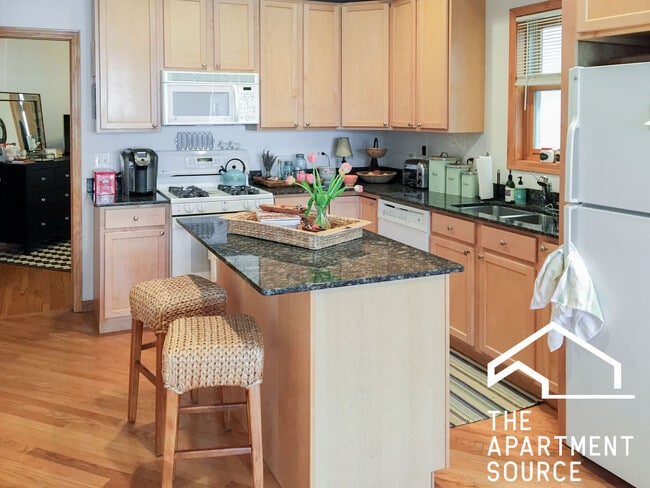 1319 W Belmont Ave, Unit 2 in Chicago, IL - Foto de edificio - Building Photo