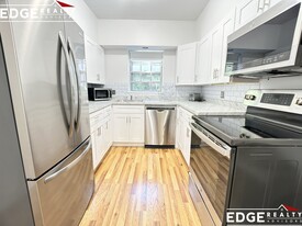 100 Lake Shore Rd, Unit 4 in Boston, MA - Building Photo