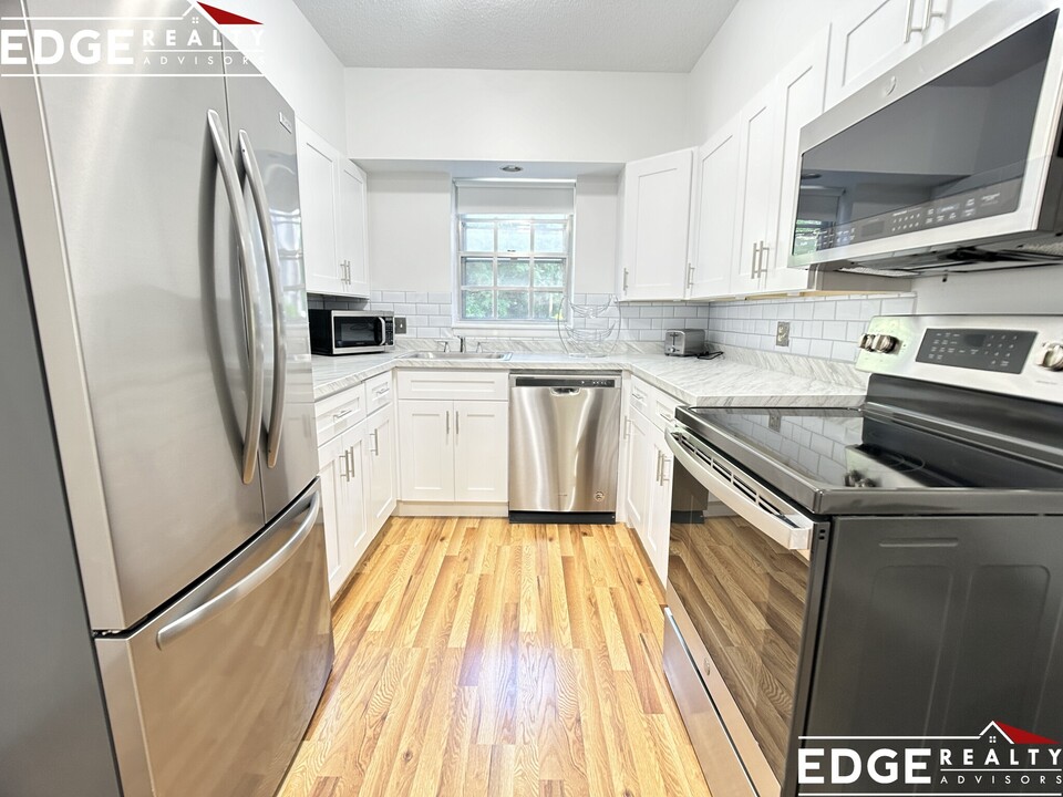100 Lake Shore Rd, Unit 4 in Boston, MA - Building Photo