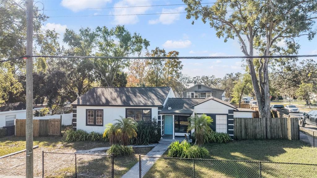 2220 W Ohio Ave in Tampa, FL - Building Photo